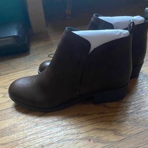 Never warn brown boots